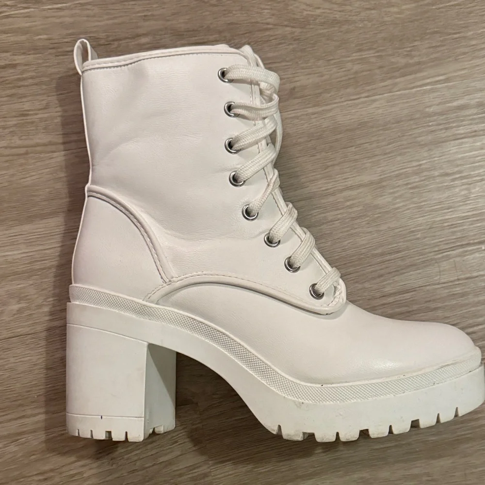 Lulu’s White Lace-Up Chunky Heel Combat Boots - Women's S 7.5 - Picture 3 of 6